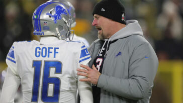 GREEN BAY, WISCONSIN - 8 DE ENERO: El entrenador en jefe Dan Campbell de los Detroit Lions y Jared Goff #16 hablan antes del partido contra los Green Bay Packers en Lambeau Field el 8 de enero de 2023 en Green Bay, Wisconsin.  (Foto de Stacy Revere/Getty Images)