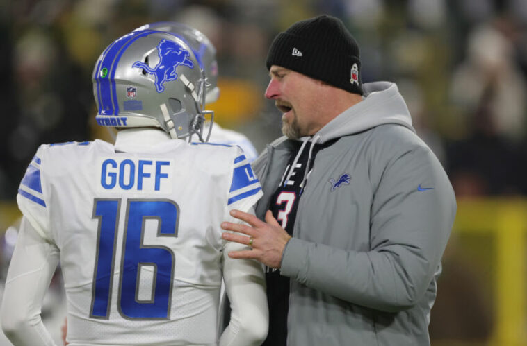 GREEN BAY, WISCONSIN - 8 DE ENERO: El entrenador en jefe Dan Campbell de los Detroit Lions y Jared Goff #16 hablan antes del partido contra los Green Bay Packers en Lambeau Field el 8 de enero de 2023 en Green Bay, Wisconsin.  (Foto de Stacy Revere/Getty Images)