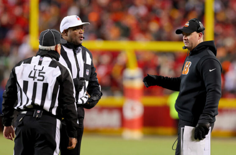 KANSAS CITY, MISSOURI - ENERO 29: El entrenador en jefe Zac Taylor de los Cincinnati Bengals (R) habla con el árbitro Ronald Torbert #62 y el juez de línea Jeff Seeman #45 (L) durante el tercer cuarto contra los Kansas City Chiefs en el Juego de Campeonato de la AFC en GEHA Field en Arrowhead Stadium el 29 de enero de 2023 en Kansas City, Missouri.  (Foto de Kevin C. Cox/Getty Images)