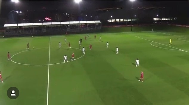 Billy Koumetio del Liverpool logró marcar desde dentro de su propia mitad contra el PSG sub-21