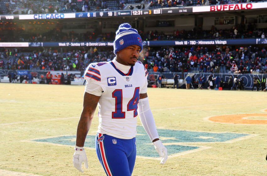 CHICAGO, ILLINOIS - 24 DE DICIEMBRE: Stefon Diggs #14 de los Buffalo Bills sale del campo al final del segundo cuarto contra los Chicago Bears en Soldier Field el 24 de diciembre de 2022 en Chicago, Illinois.  (Foto de Michael Reaves/Getty Images)