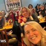 Lotte Wubben-Moy recibe bebidas después de que Arsenal v Brighton se congelara
