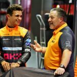 Lando Norris (GBR) McLaren con Zak Brown (EE.UU.) Director Ejecutivo de McLaren.  29.09.2022.  Campeonato del Mundo de Fórmula 1, Rd 17, Gran Premio de Singapur, Circuito urbano de Marina Bay, Singapur, Preparación