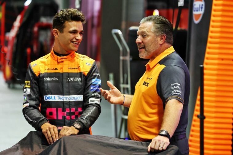 Lando Norris (GBR) McLaren con Zak Brown (EE.UU.) Director Ejecutivo de McLaren.  29.09.2022.  Campeonato del Mundo de Fórmula 1, Rd 17, Gran Premio de Singapur, Circuito urbano de Marina Bay, Singapur, Preparación
