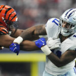 ARLINGTON, TX - 18 DE SEPTIEMBRE: Micah Parsons #11 de los Dallas Cowboys lucha con La'el Collins #71 de los Cincinnati Bengals en el AT&T Stadium el 18 de septiembre de 2022 en Arlington, Texas.  (Foto de Cooper Neill/Getty Images)