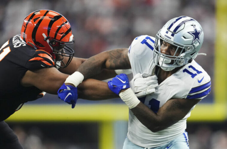 ARLINGTON, TX - 18 DE SEPTIEMBRE: Micah Parsons #11 de los Dallas Cowboys lucha con La'el Collins #71 de los Cincinnati Bengals en el AT&T Stadium el 18 de septiembre de 2022 en Arlington, Texas.  (Foto de Cooper Neill/Getty Images)