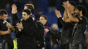 La plantilla del Arsenal y Mikel Arteta tras la victoria en Brighton
