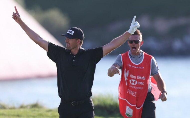 Víctor Pérez de Francia y su caddie James Erkenbeck celebran después de un birdie en el hoyo 17 - Oisin Keniry/GETTY