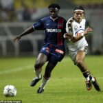 El ex mediocampista del PSG Modeste M'Bami (izquierda) ha muerto después de un infarto a la edad de 40 años.