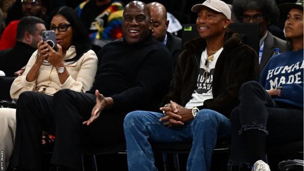 Earvin 'Magic' Johnson y Pharrell Williams en el partido de la NBA en París