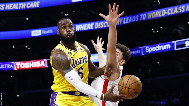 LeBron James en acción para LA Lakers contra Houston Rockets