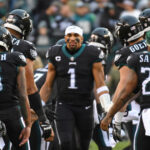 8 de enero de 2023;  Filadelfia, Pensilvania, Estados Unidos;  El mariscal de campo de los Philadelphia Eagles, Jalen Hurts (1), corre hacia el campo durante las presentaciones de los jugadores contra los New York Giants en el Lincoln Financial Field.  Crédito obligatorio: Eric Hartline-USA TODAY Sports