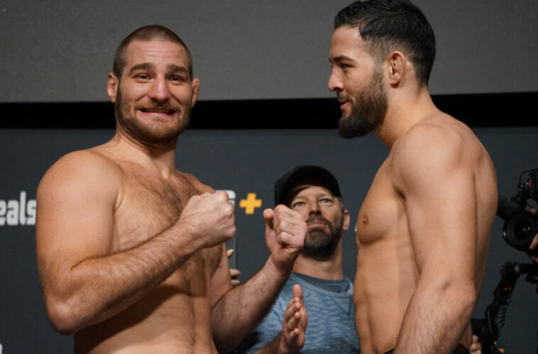 LAS VEGAS, NV - 13 DE ENERO: Sean Strickland (L) vs. Nassourdine Imavov (R) se enfrentan por primera vez antes de su pelea de UFC Vegas 67 el 13 de enero de 2022, en el UFC APEX en Las Vegas, NV (Foto por Amy Kaplan/Icon Sportswire)