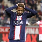 Christophe Galtier reveló que Neymar regresó de la Copa del Mundo 'con dolor' después de que el delantero fuera criticado por su forma reciente, y la prensa francesa lo calificó como 'el mayor fracaso en el fútbol'