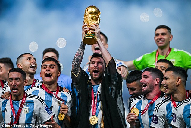 Lionel Messi llevó a su selección argentina al trofeo mundialista al vencer a Francia en la final