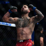 10 de julio de 2021;  Las Vegas, Nevada, Estados Unidos;  Ilia Topuria celebra su victoria por nocaut contra Ryan Hall durante UFC 264 en T-Mobile Arena.  Crédito obligatorio: Gary A. Vasquez-USA TODAY Sports