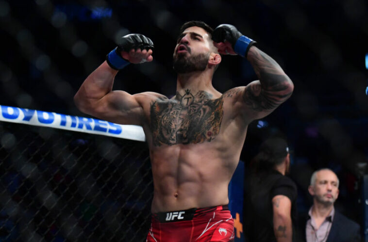 10 de julio de 2021;  Las Vegas, Nevada, Estados Unidos;  Ilia Topuria celebra su victoria por nocaut contra Ryan Hall durante UFC 264 en T-Mobile Arena.  Crédito obligatorio: Gary A. Vasquez-USA TODAY Sports