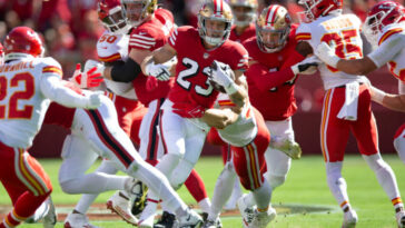 SANTA CLARA, CA - 23 DE OCTUBRE: Christian McCaffrey #23 de los San Francisco 49ers corre durante el partido contra los Kansas City Chiefs en el Levi's Stadium el 23 de octubre de 2022 en Santa Clara, California.  Los Chiefs derrotaron a los 49ers 44-23.  (Foto de Michael Zagaris/San Francisco 49ers/Getty Images)