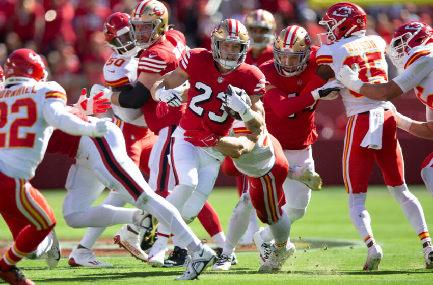 SANTA CLARA, CA - 23 DE OCTUBRE: Christian McCaffrey #23 de los San Francisco 49ers corre durante el partido contra los Kansas City Chiefs en el Levi's Stadium el 23 de octubre de 2022 en Santa Clara, California.  Los Chiefs derrotaron a los 49ers 44-23.  (Foto de Michael Zagaris/San Francisco 49ers/Getty Images)