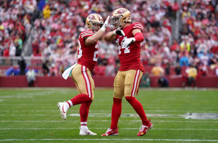 14 de enero de 2023;  Santa Clara, California, Estados Unidos;  El corredor de los San Francisco 49ers Christian McCaffrey (23, izquierda) celebra su touchdown con el fullback Kyle Juszczyk (44) en el primer cuarto durante un juego de comodines contra los Seattle Seahawks en el Levi's Stadium.  Crédito obligatorio: Cary Edmondson-USA TODAY Sports