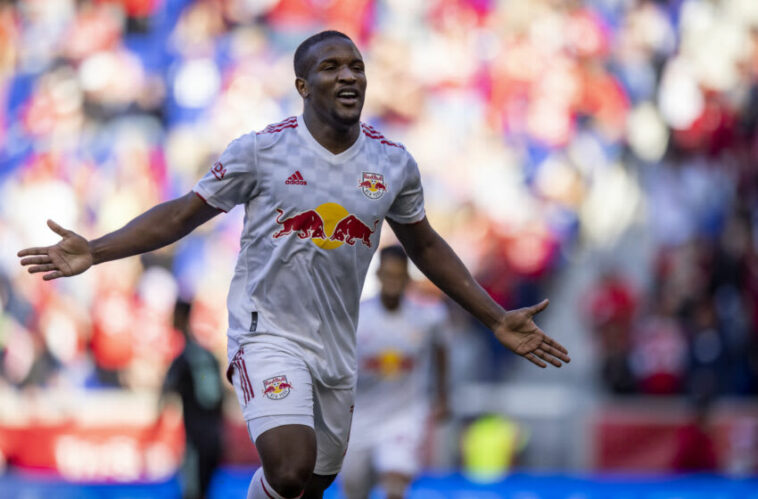 HARRISON, NJ - 09 DE OCTUBRE: Elias Manoel Alves de Paula #11 de New York Red Bulls celebra su segundo gol en la segunda mitad del partido Decision Day Major League Soccer contra Charlotte FC en Red Bull Arena el 9 de octubre de 2022 en Harrison , New Jersey.  (Foto de Ira L. Black - Corbis/Getty Images)