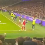 El delantero del Tottenham Richarlison (derecha) evitó el golpe de puño de Gabriel Martinelli (centro) del Arsenal durante un ardiente derby del norte de Londres, revelaron imágenes publicadas en las redes sociales.