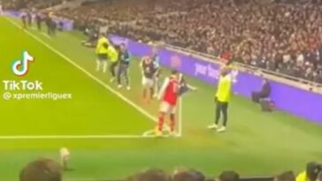 El delantero del Tottenham Richarlison (derecha) evitó el golpe de puño de Gabriel Martinelli (centro) del Arsenal durante un ardiente derby del norte de Londres, revelaron imágenes publicadas en las redes sociales.