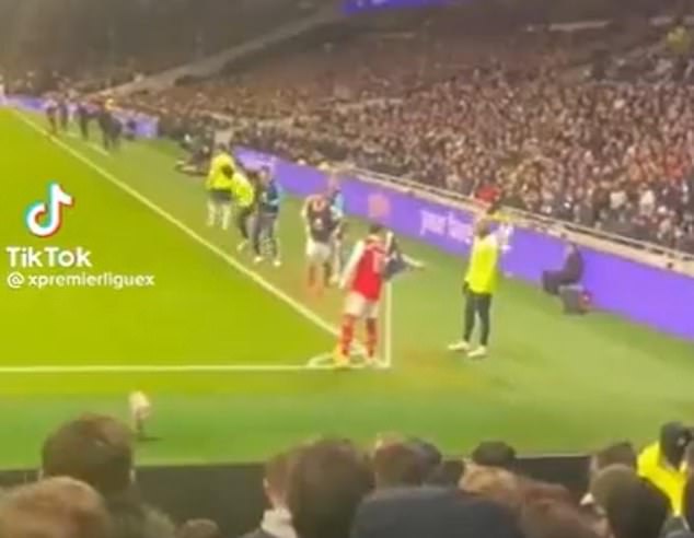 El delantero del Tottenham Richarlison (derecha) evitó el golpe de puño de Gabriel Martinelli (centro) del Arsenal durante un ardiente derby del norte de Londres, revelaron imágenes publicadas en las redes sociales.