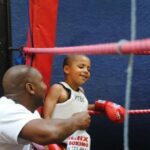 Rico Lewis de niño con su entrenador