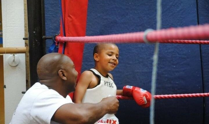 Rico Lewis de niño con su entrenador