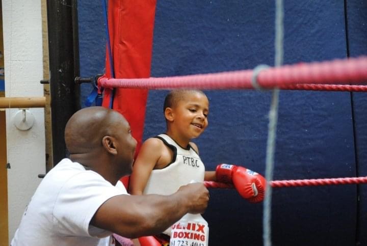 Rico Lewis de niño con su entrenador