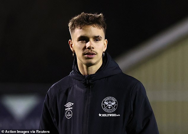 Preparándose: Romeo Beckham fue fotografiado en el campo el viernes con sus compañeros de Brentford B antes de su partido contra el equipo sub-21 de Aston Villa