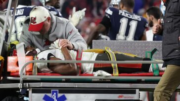 Russell Gage de los Bucs hospitalizado después de ser sacado del campo contra los Cowboys