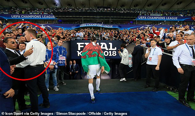 Las imágenes muestran que Salt Bae (en un círculo) no pudo acceder al campo en la final de la Liga de Campeones de 2018