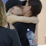 La estrella de fútbol australiana Sam Kerr y su novia estadounidense Kristie Mewis parecían enamorados mientras compartían un beso apasionado en el aeropuerto de Perth antes de que Kerr se dirigiera a Londres para unirse a sus compañeros de Chelsea.