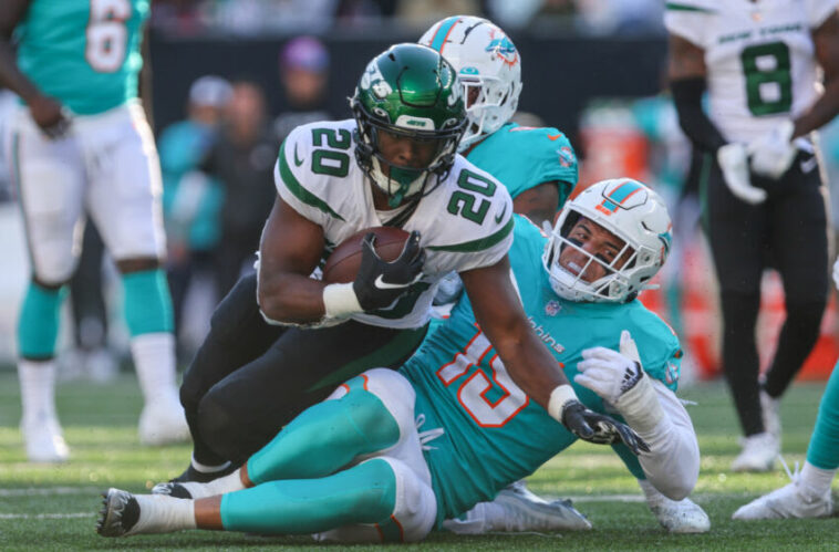 9 de octubre de 2022;  East Rutherford, Nueva Jersey, Estados Unidos;  El corredor de los New York Jets, Breece Hall (20), se lanza para un primer intento contra los Miami Dolphins durante la segunda mitad en el MetLife Stadium.  Crédito obligatorio: Ed Mulholland-USA TODAY Sports