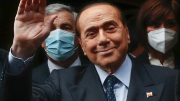 Serie A. Berlusconi revive su apuesta por llevar 'un autobús de prostitutas' a sus jugadores: Me piden que entregue