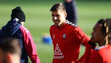 Southampton ha llamado al defensor Jan Bednarek (en la foto) de su préstamo en Aston Villa