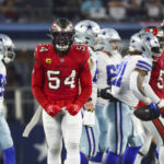 11 de septiembre de 2022;  Arlington, Texas, Estados Unidos;  El apoyador de los Tampa Bay Buccaneers, Lavonte David (54), reacciona durante la segunda mitad contra los Dallas Cowboys en el AT&T Stadium.  Crédito obligatorio: Kevin Jairaj-USA TODAY Sports