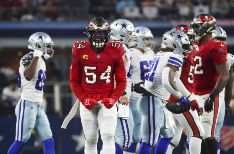 11 de septiembre de 2022;  Arlington, Texas, Estados Unidos;  El apoyador de los Tampa Bay Buccaneers, Lavonte David (54), reacciona durante la segunda mitad contra los Dallas Cowboys en el AT&T Stadium.  Crédito obligatorio: Kevin Jairaj-USA TODAY Sports