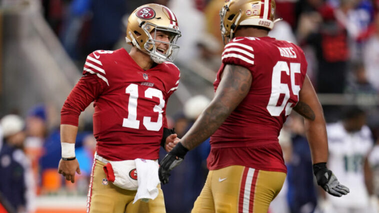 14 de enero de 2023;  Santa Clara, California, Estados Unidos;  El mariscal de campo de los San Francisco 49ers, Brock Purdy (13), habla con el guardia Aaron Banks (65) en el último cuarto de un juego de comodines contra los Seattle Seahawks en el Levi's Stadium.  Crédito obligatorio: Cary Edmondson-USA TODAY Sports