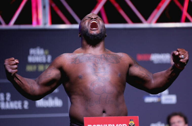 DALLAS, TEXAS - 29 DE JULIO: Derrick Lewis posa en la báscula durante el pesaje ceremonial de UFC 277 en el American Airlines Center el 29 de julio de 2022 en Dallas, Texas.  (Foto de Carmen Mandato/Getty Images)