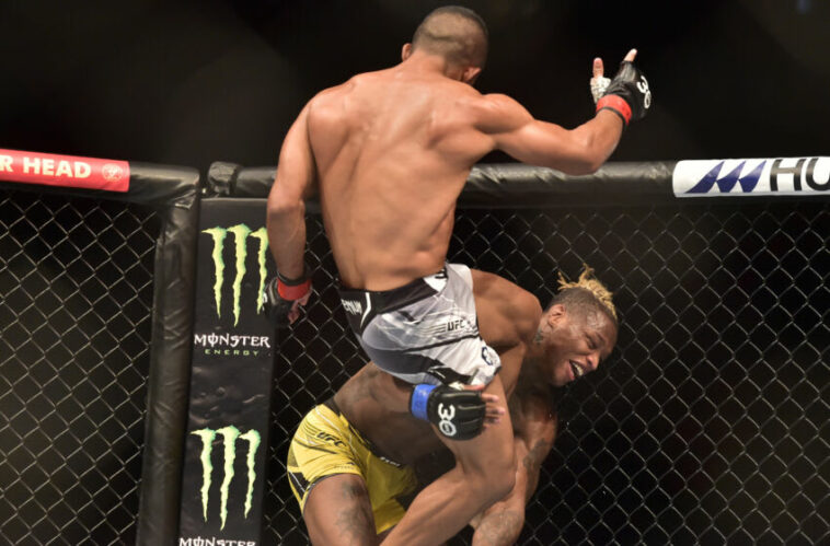 21 de enero de 2023;  Rio de Janeiro, Brasil;  Ismael Bonfim (guantes rojos) pelea contra Terrance McKinney (guantes azules) durante UFC 283 en Jeunesse Arena.  Crédito obligatorio: Jason da Silva-USA TODAY Sports