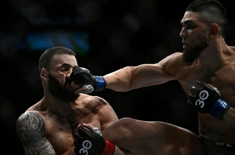 El brasileño Johnny Walker (derecha) compite contra el británico Paul Craig durante su pelea de peso semipesado en el evento Ultimate Fighting Championship (UFC) en el Jeunesse Arena de Río de Janeiro, Brasil, el 21 de enero de 2023. (Foto de MAURO PIMENTEL / AFP) (Foto de MAURO PIMENTEL/AFP vía Getty Images)