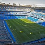 MADRID, ESPAÑA - Martes, 24 de febrero de 2009: Vista general del Estadio Santiago Bernabeu del Real Madrid.  La vista es uno de los puntos más altos del tercer círculo del ala sur, 50 metros sobre el terreno de juego.  La capacidad del estadio es de más de 85.000.  (Foto de David Rawcliffe/Propaganda)