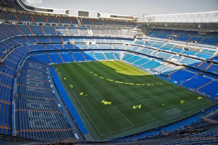 MADRID, ESPAÑA - Martes, 24 de febrero de 2009: Vista general del Estadio Santiago Bernabeu del Real Madrid.  La vista es uno de los puntos más altos del tercer círculo del ala sur, 50 metros sobre el terreno de juego.  La capacidad del estadio es de más de 85.000.  (Foto de David Rawcliffe/Propaganda)