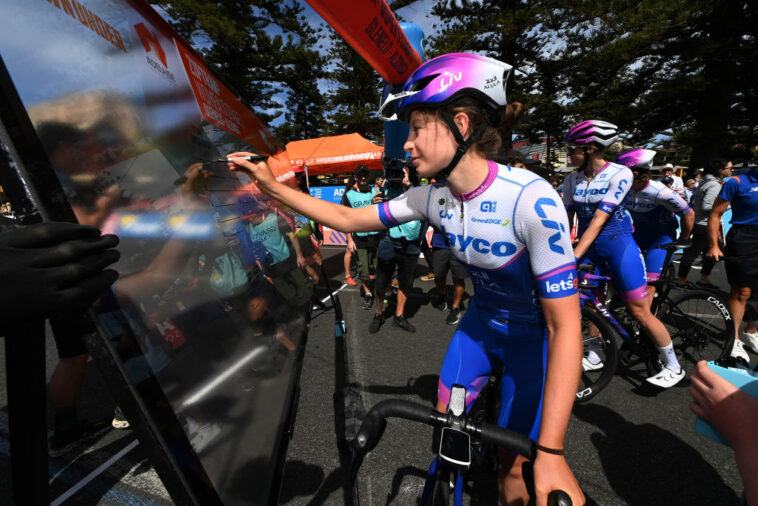 GLENELG ADELAIDE AUSTRALIA 15 DE ENERO Ruby RosemanGannon de Australia y Team Jayco Alula antes del 7th Santos Womens Tour Down Under 2023 Etapa 1 una etapa de 1104 km desde Glenelg hasta Aldinga TourDownUnder UCIWWT el 15 de enero de 2023 en Glenelg Adelaide Australia Foto de Tim de WaeleGetty Images