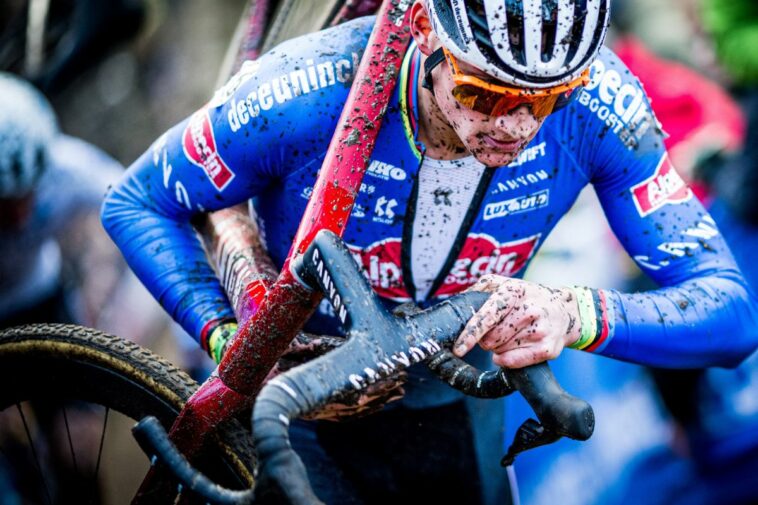 Van der Poel visto a bordo de la nueva bicicleta de ciclocross Canyon Inflite en Herentals