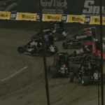 Alex Bowman haciendo un gran movimiento en su clasificación del martes por la noche en el Chili Bowl 2023.