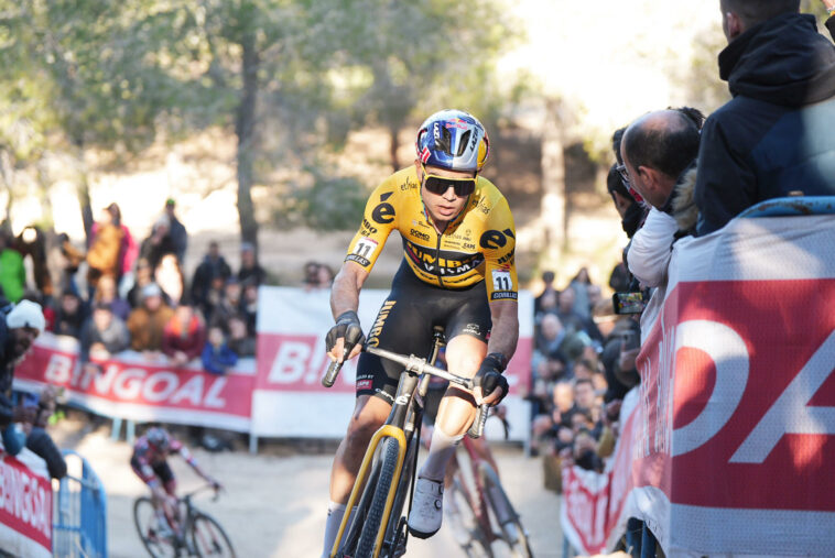 Wout van Aert evita chocar con la barrera porque un error táctico le cuesta en el ciclocross de Benidorm